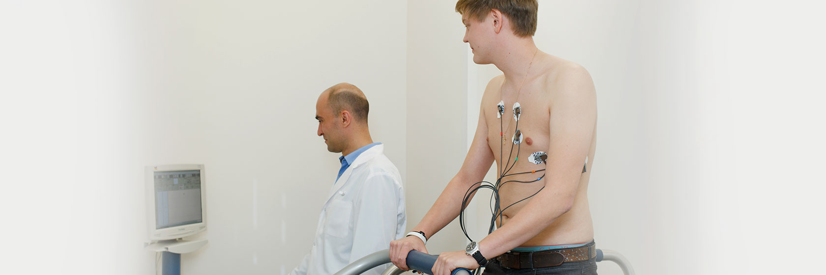 Пациент выполняет тредмил-тест или ЭКГ под нагрузкой – идет по движущейся дорожке под контролем электрокардиографа