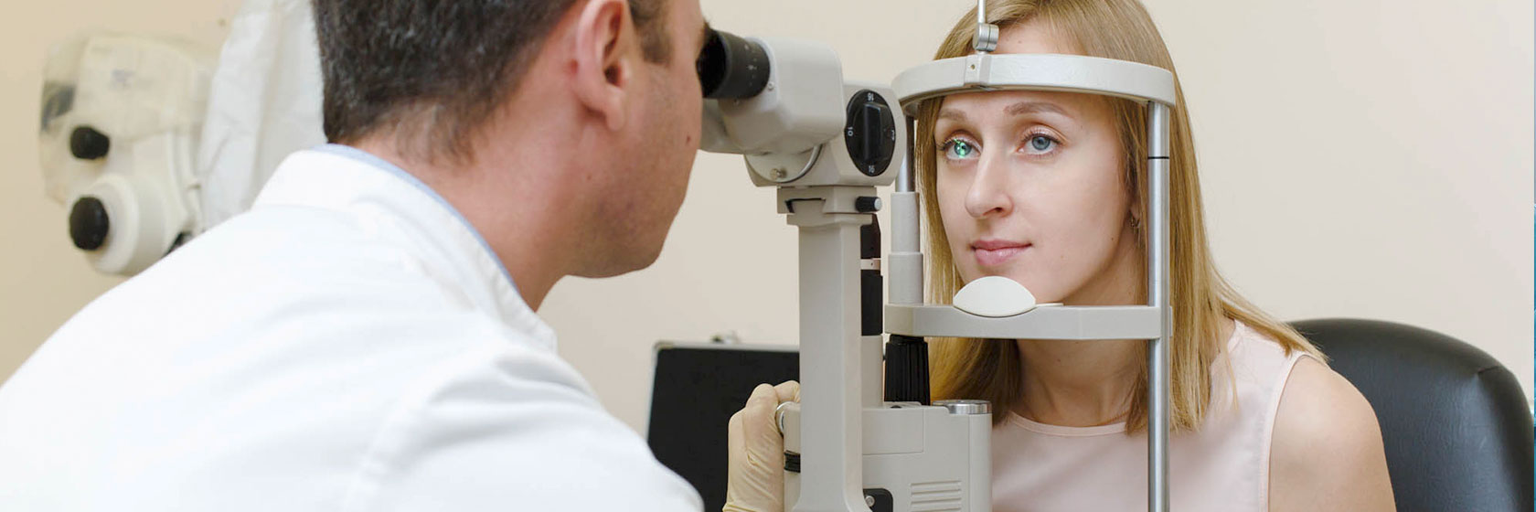 Врач офтальмолог проводит инструментальный осмотр глазного дна пациентки